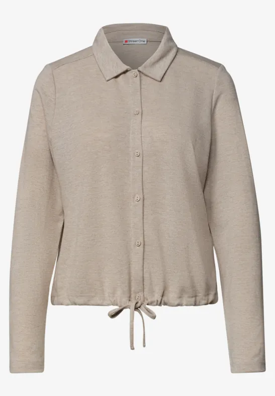 Beige Langarmbluse mit Kragen, Knopfleiste und Tunnelzugsaum.