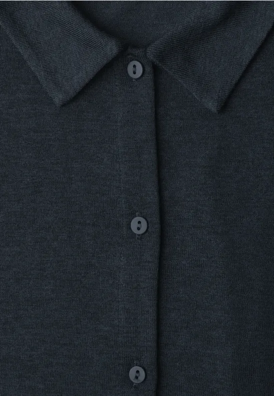 Dunkles Hemd oder Cardigan mit Kragen und drei Knöpfen