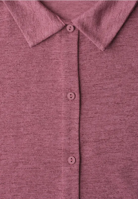 Rosa-melierter Strickcardigan mit Kragen und drei Knöpfen, Nahaufnahme.