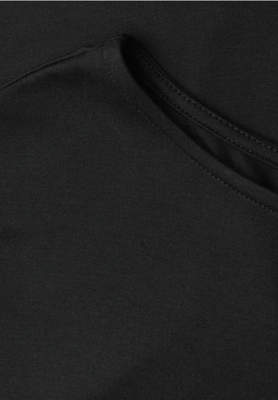 Schwarzer T-Shirt-Ausschnitt mit feiner Naht