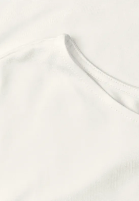 Weißes T-Shirt mit rundem Ausschnitt, schlicht und minimalistisch.