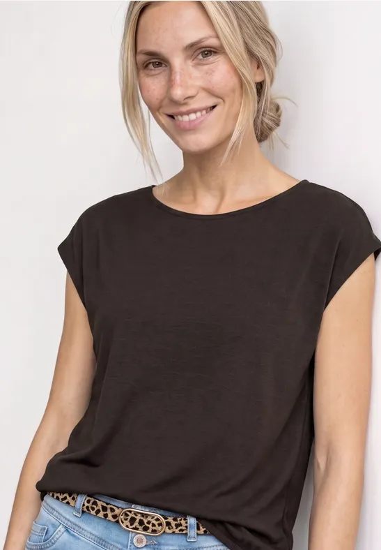 Schlichtes schwarzes T-Shirt mit kurzen Ärmeln, kombiniert mit einem Leopardenmuster-Gürtel.