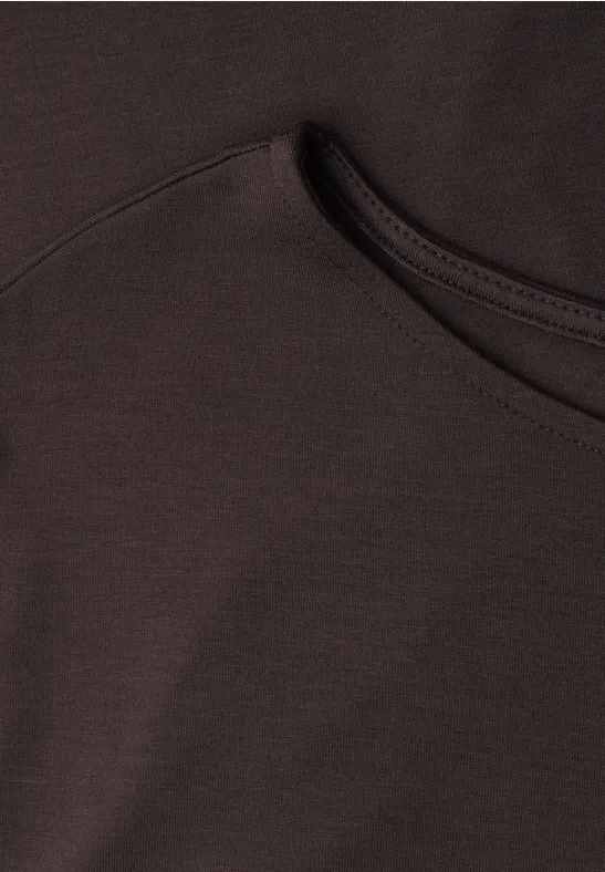 Nahaufnahme eines dunkelbraunen T-Shirts mit sichtbar genähtem Kragen