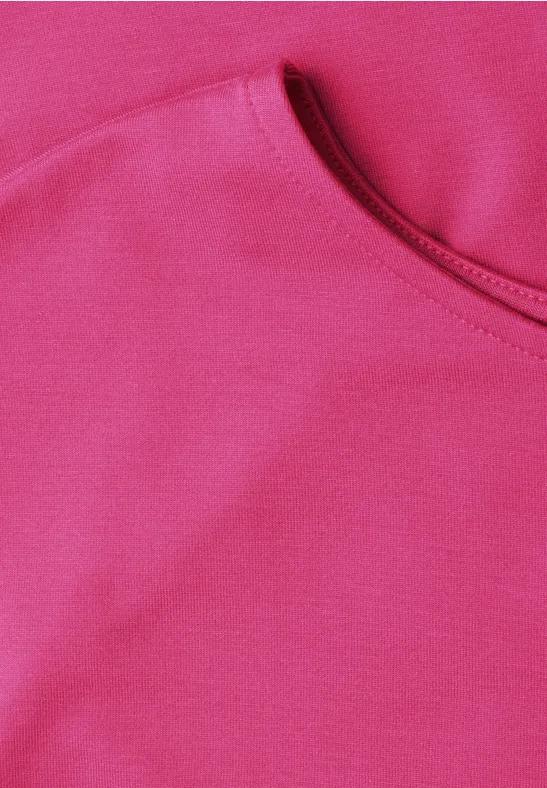 Close-up van een roze hoodie met kangoeroezak.