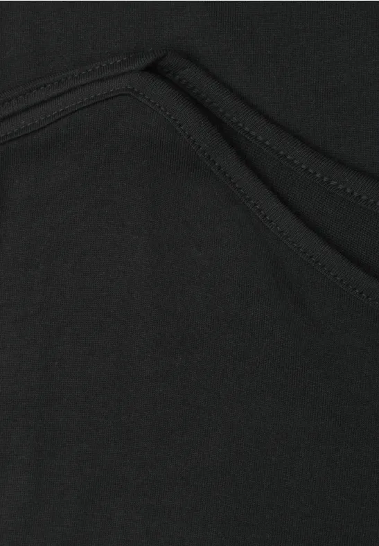Close-up van een zwarte stoffen zak met zichtbare stiknaden.