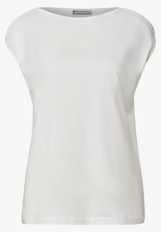 Een simpel wit dames T-shirt met korte vleermuismouwen en een ronde hals.