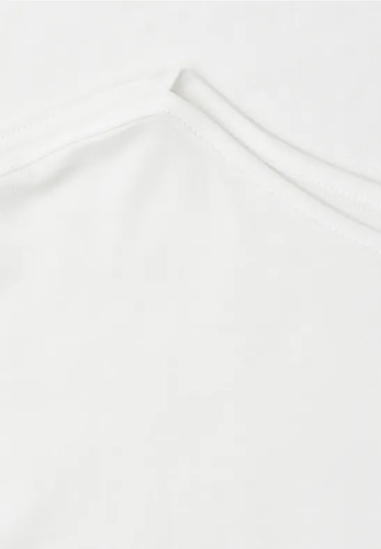 Close-up van de halslijn van een wit T-shirt met zichtbare naad