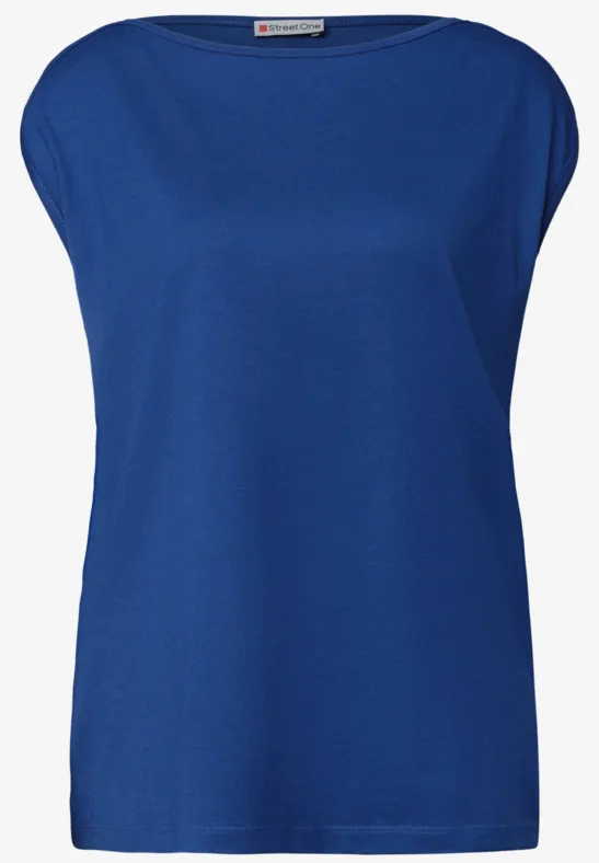 Een eenvoudig blauw damesshirt met korte mouwen en brede halslijn.