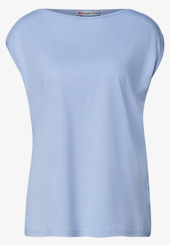 Een eenvoudige lichtblauwe dames-t-shirt met korte mouwen en ruime pasvorm.