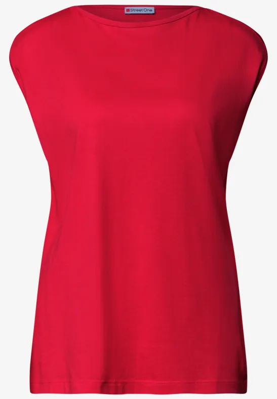 Ärmelloses, rotes Damenshirt mit Rundhalsausschnitt auf weißem Hintergrund