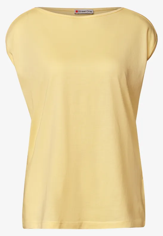 Eenvoudig geel mouwloos T-shirt voor een witte achtergrond.