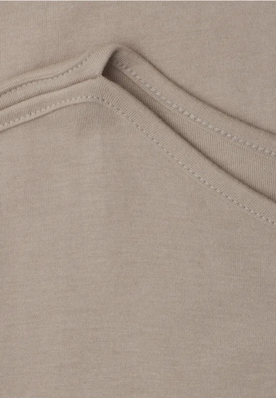 Beiges T-Shirt im Nahaufnahmestil mit sichtbarer Naht am Halsausschnitt.