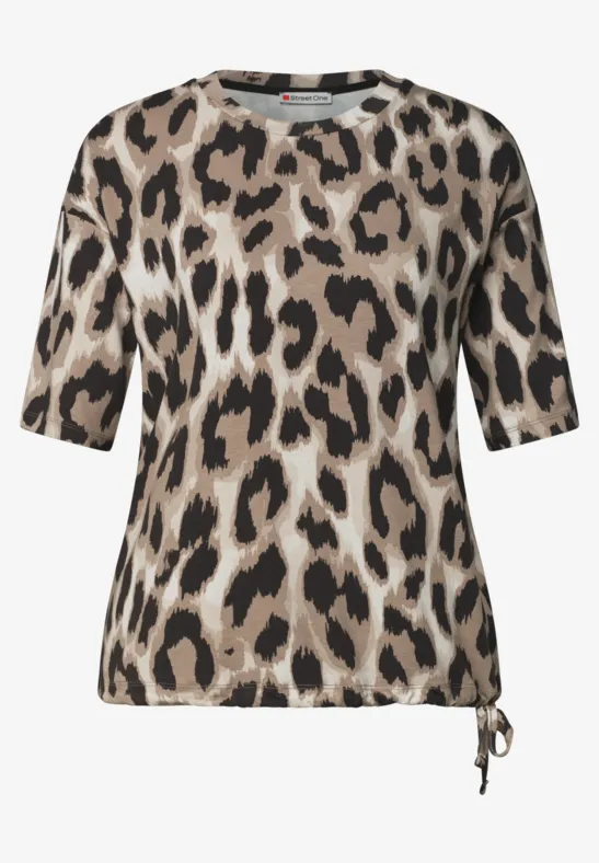 Kurzärmliges Damenshirt mit Leopardenprint, Rundhals und seitlichem Tunnelzug – in Beige, Braun und Schwarz.