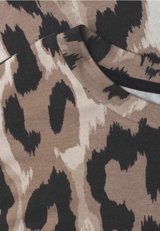 Beige-braune Tasche mit Leopardenmuster und schwarzem Trageriemen.