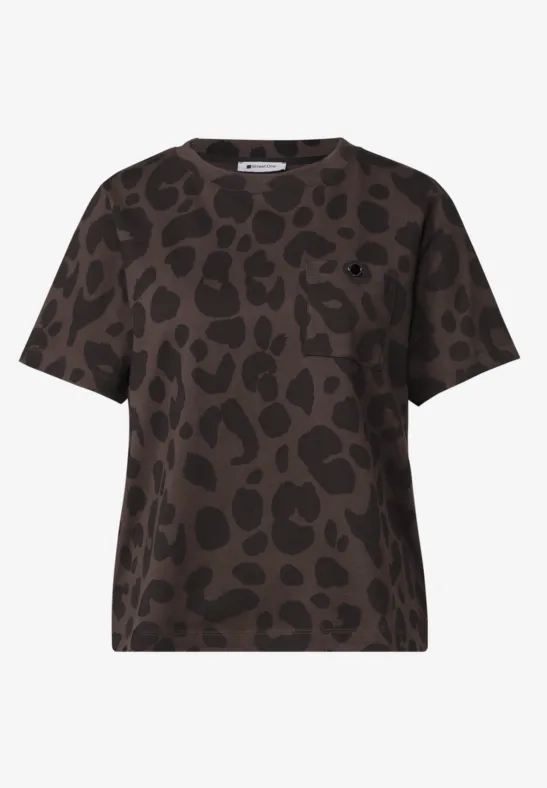 Dunkelbraunes Kurzarm-T-Shirt mit schwarzem Leopardenmuster.