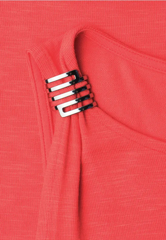 Rotes Oberteil mit silbernem Rechteck-Dekorverschluss, der zwei Träger elegant verbindet.