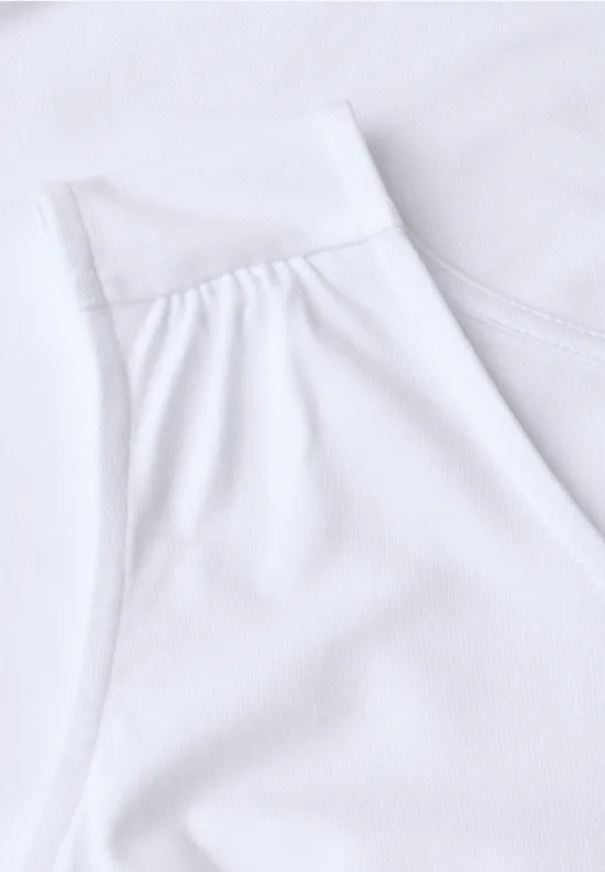 Nahaufnahme eines weißen ärmellosen Shirts aus weichem, glattem Stoff