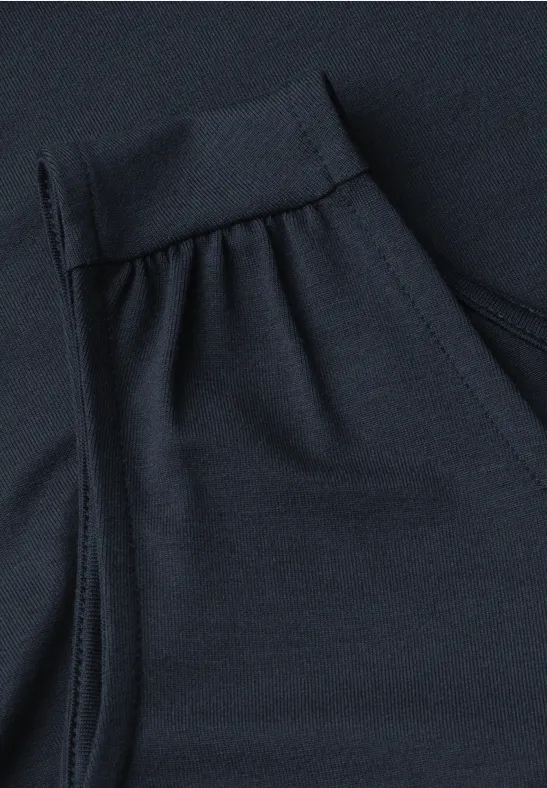 Zwarte sportbroek met zijzak en elastische taille.