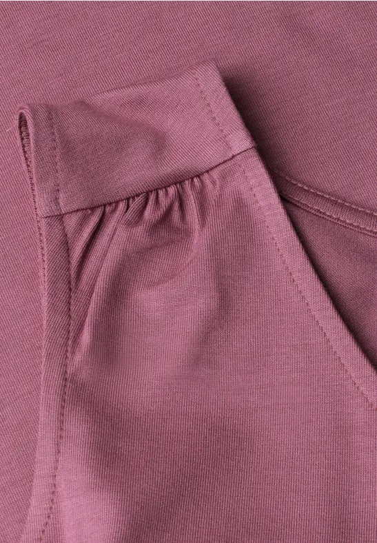 Close-up van een lavendelkleurige stofzak met fijne naden en plooien.