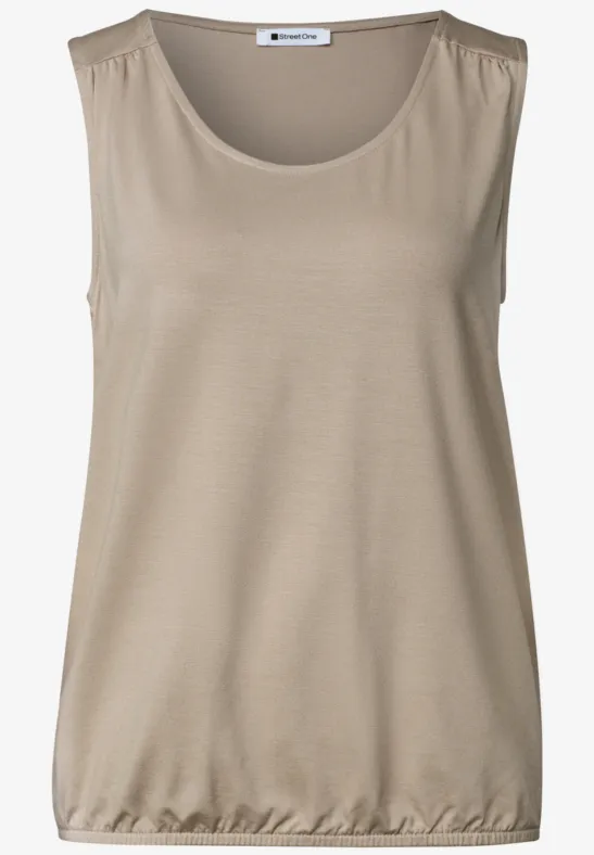 Haut sans manches beige à encolure ronde et ourlet élastique.