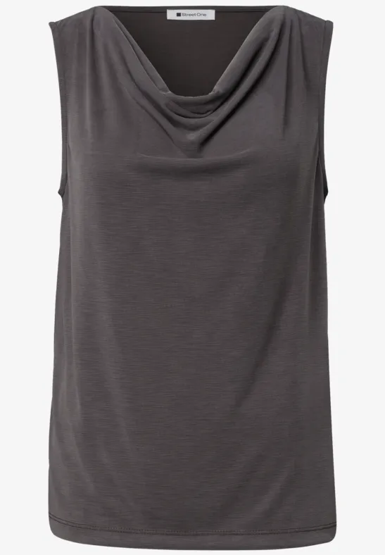 Graues ärmelloses Top mit Wasserfallausschnitt.