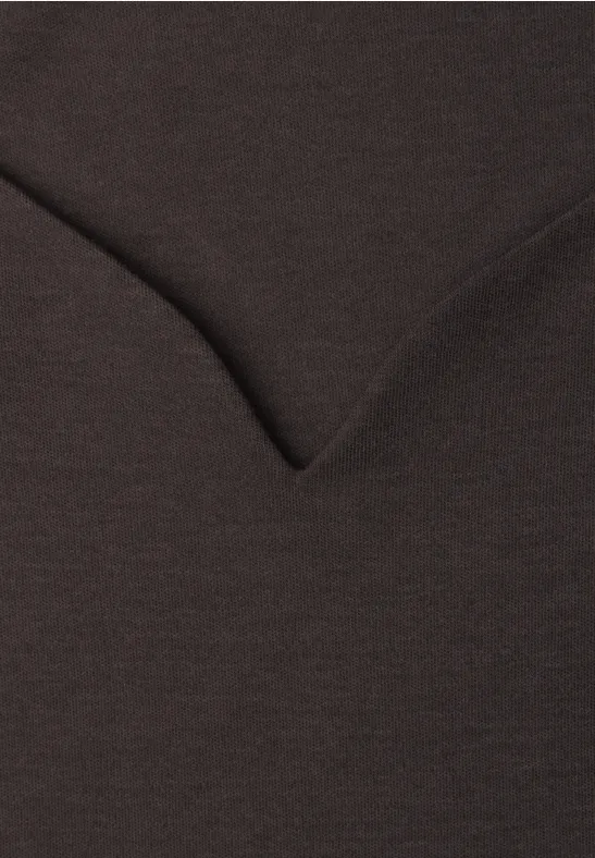 Gros plan d'un tissu brun foncé avec une couture en forme de V