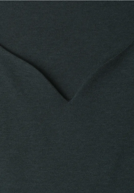 Nahaufnahme eines dunklen V-Ausschnitt-Shirts