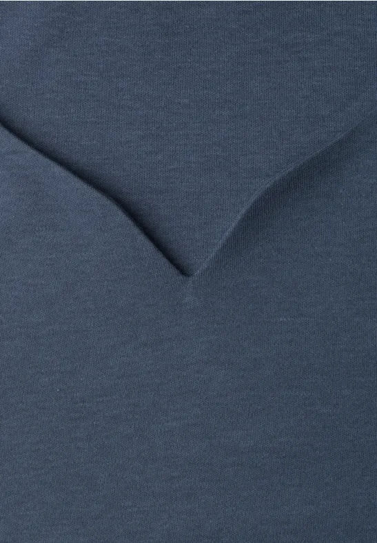 Close-up van een donkerblauw V-hals T-shirt met fijne stofstructuur.