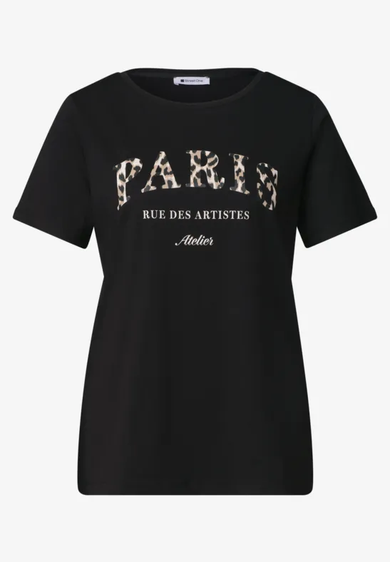 Schwarzes T-Shirt mit Aufdruck „Paris Rue des Artistes“ in weißer Schrift.