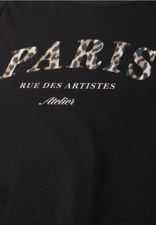 Schwarzes T-Shirt mit Schriftzug "PARIS" in Leopardenmuster und weißem Text "Rue des Artistes Atelier"