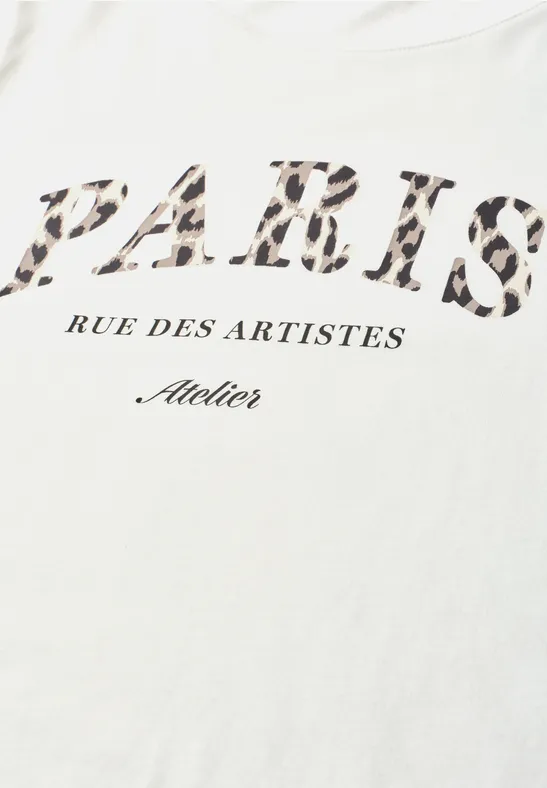 Weiße Bluse mit dem Schriftzug 'PARIS' in Leopardenmuster und 'Rue des Artistes Atelier' darunter.