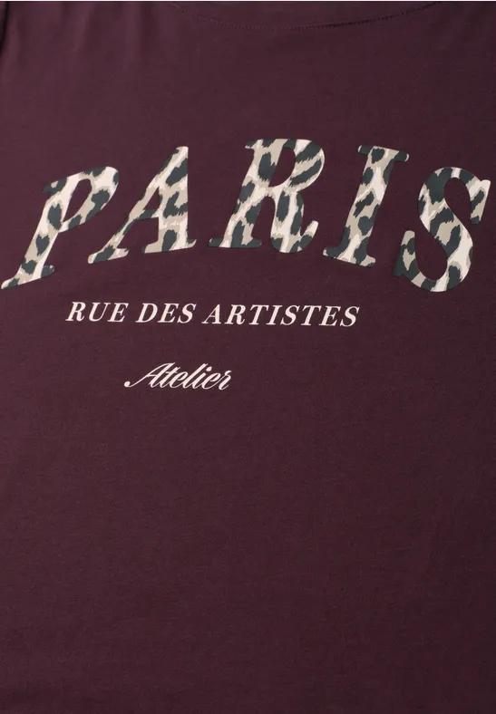 Weinrotes T-Shirt mit Leopardenmuster-Schriftzug 'PARIS', 'RUE DES ARTISTES' und 'Atelier' darunter.