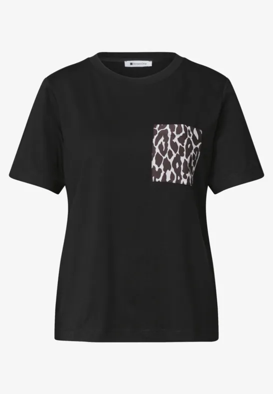 Zwart T-shirt met luipaardprintzak op de borst.