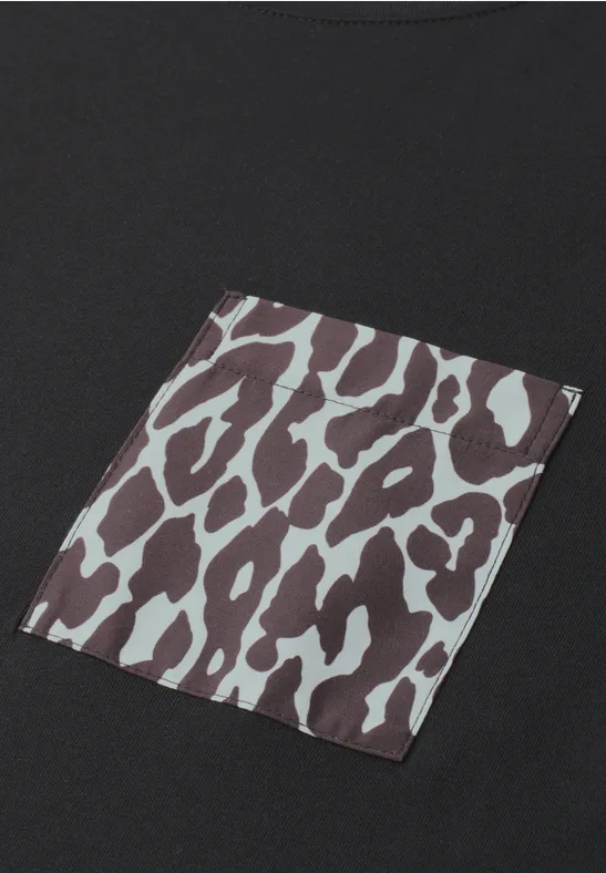 Zwart shirt met contrasterende borstzak in bruin-grijs luipaardprint.