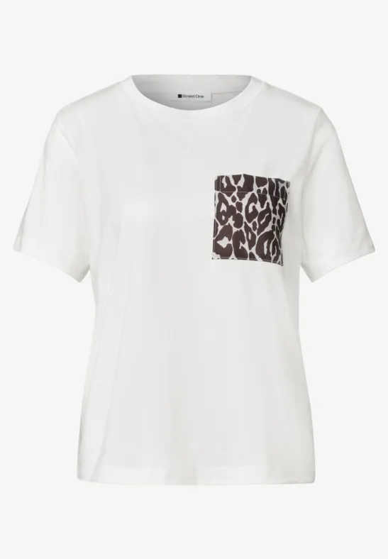 Wit T-shirt met ronde hals en een zakje met luipaardprint.