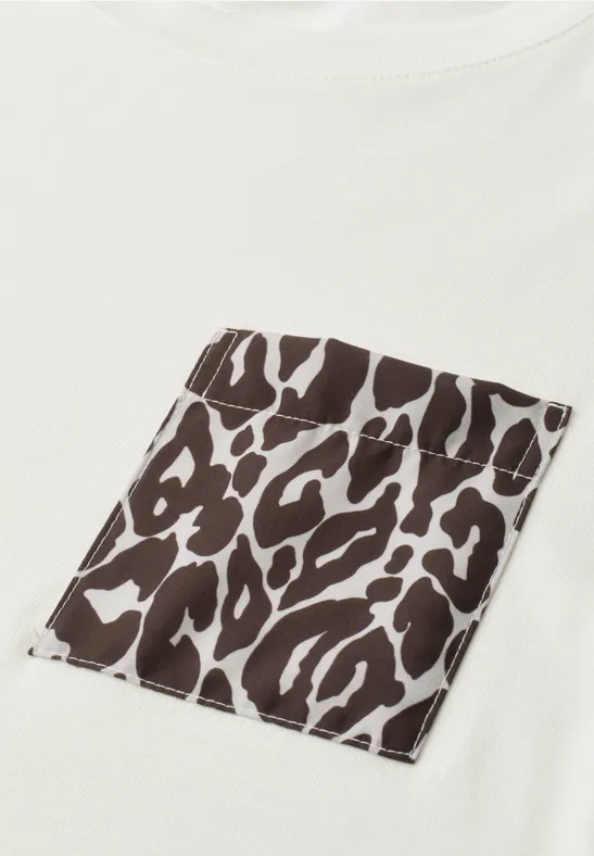 Wit T-shirt met een zwart-witte luipaardprint zak