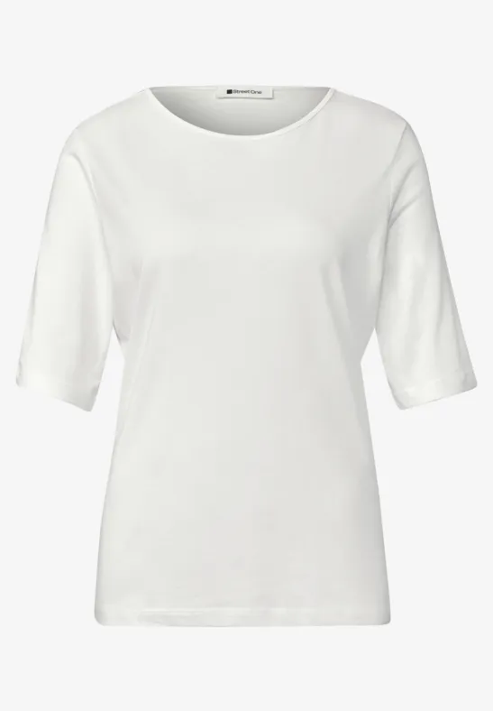Eenvoudig wit T-shirt met halve mouwen tegen witte achtergrond.