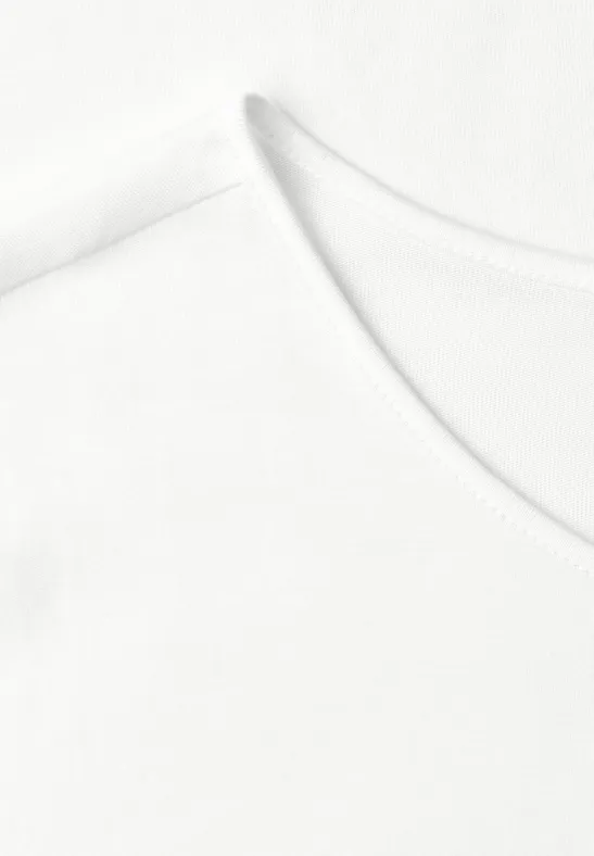 Close-up van een witte T-shirthals met zichtbare naad