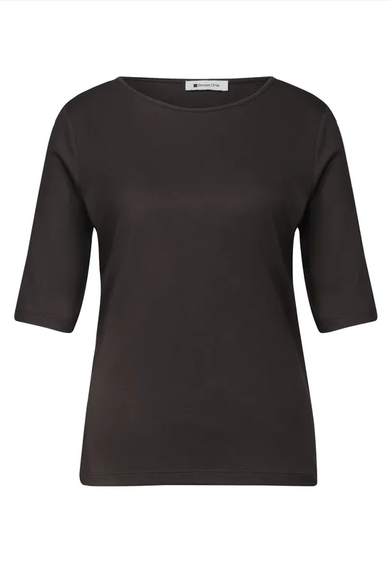Een eenvoudig zwart t-shirt met driekwartmouwen en ronde hals.