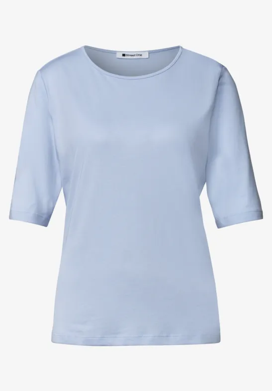 Lichtblauw shirt met halflange mouwen op witte achtergrond