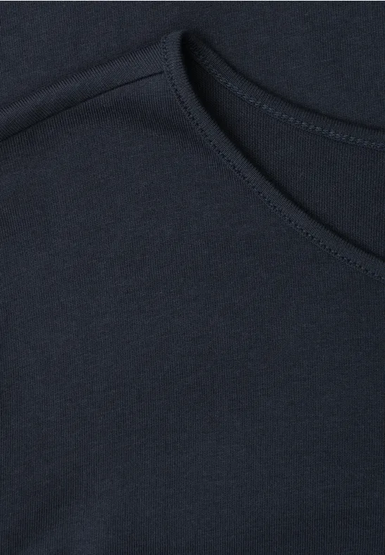 Close-up van een donkerblauw T-shirt met ronde hals.