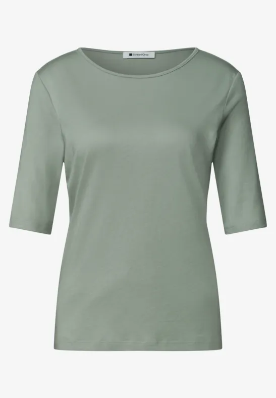 Een eenvoudig lichtgroen T-shirt met halflange mouwen en een ronde hals.