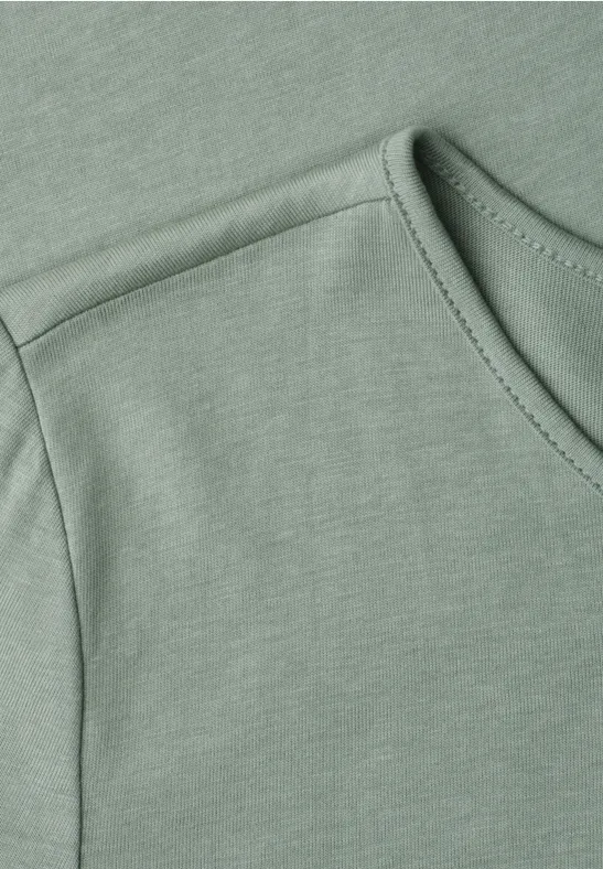Saliegroen T-shirt met ronde hals en subtiele schoudernaad.