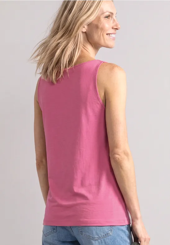 Eine Frau von hinten im Profil, trägt ein pinkes ärmelloses Top und hat schulterlange blonde Haare.