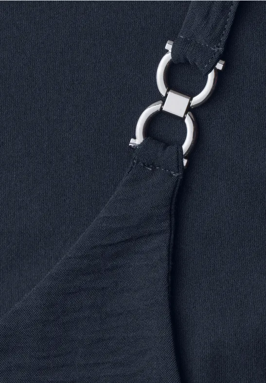Nahaufnahme eines schwarzen Stoffbands mit silbernem Metallring und verstellbarem Verschluss.