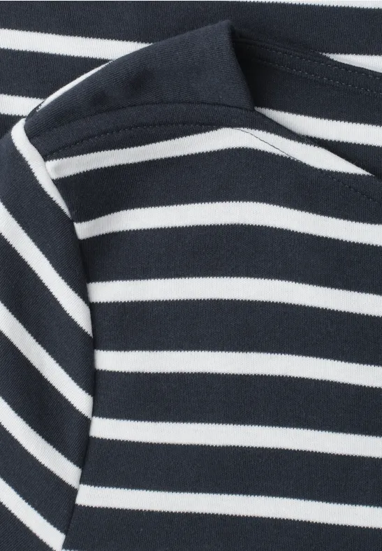 Ein dunkelblau-weiß gestreiftes T-Shirt aus Baumwollstoff, locker gefaltet.