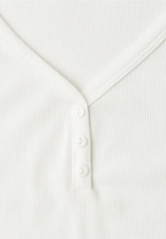 Witte ribgebreide top met V-hals en drie kleine knopen