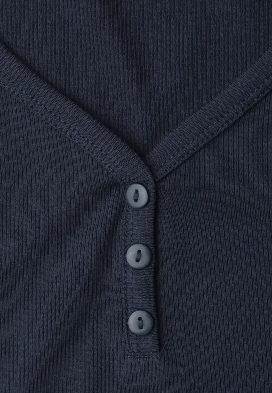 Donkerblauw geribd shirt met V-hals en drie knopen