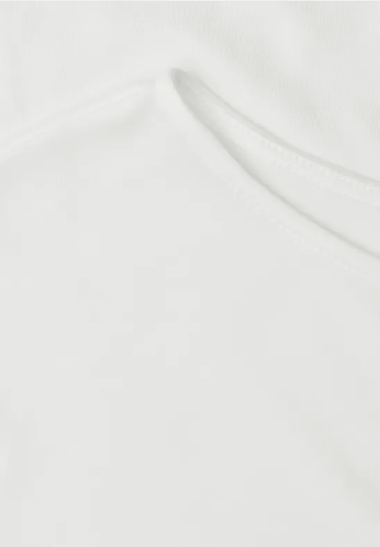 Weißes, schlichtes T-Shirt oder Oberteil mit rundem Halsausschnitt.