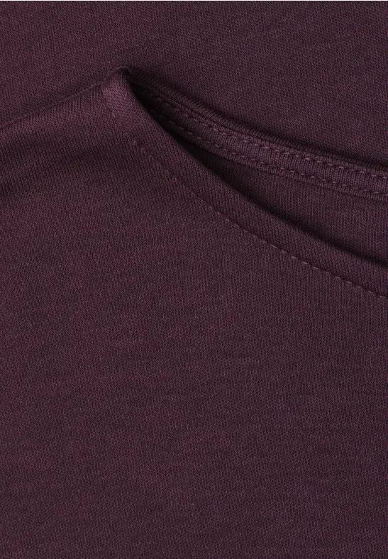 Nahaufnahme eines plumafarbenen T-Shirts mit rundem Kragen und weichem Jersey-Stoff